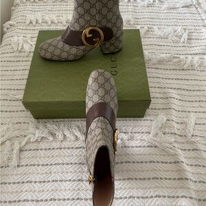 Gucci blondie Brown& Cream GG coated canvas 2” block heel ankle boot SZ 40 NWB